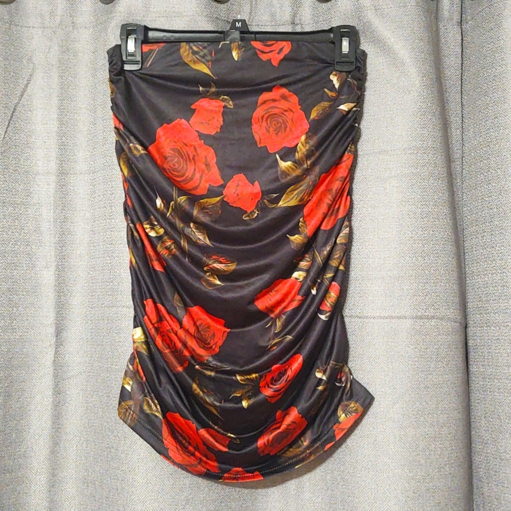 3/$15 SHEIN Black & Red floral print ruched skirt.  Like New Condition. Sz Small